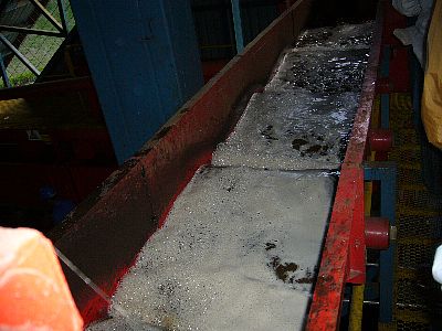 水路を通って水洗い